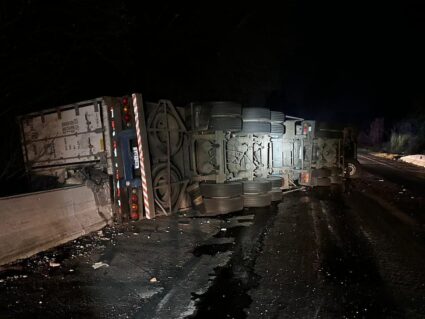 Caminhão carregado com frango congelado tomba e interdita BR-376