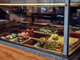 close-up-image-metal-containers-with-different-vegetables-fast-food-take-away-cafe-850x560-quanto-custa-comer-fora-no-paraná