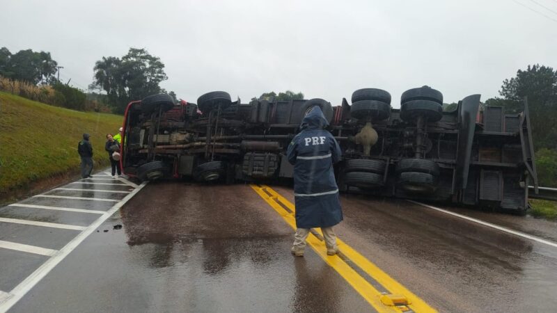 Caminhão com 15 toneladas de maçã tomba e interdita pista na BR-116