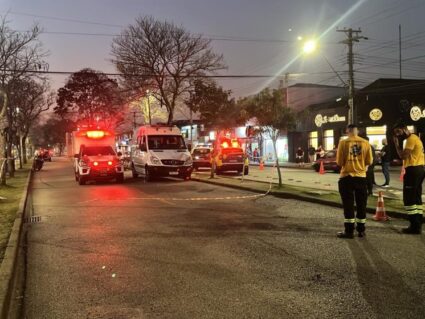 Idoso morre atropelado por ambulância em canaleta de ônibus, em Curitiba