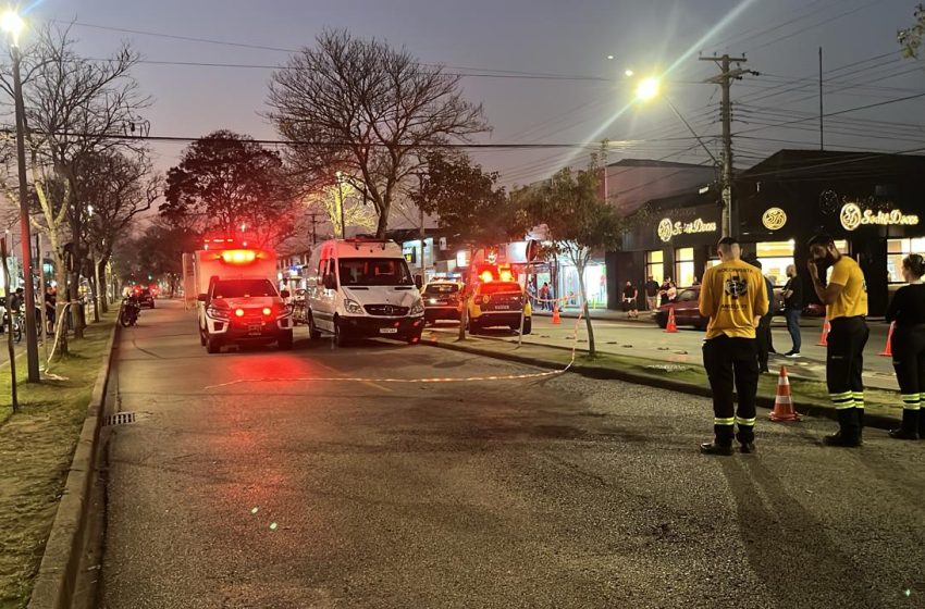 Idoso morre atropelado por ambulância em canaleta de ônibus, em Curitiba