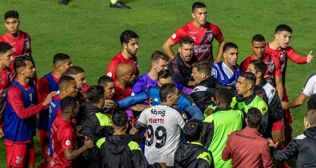 Segurança do Vasco tenta agredir jogadores do Athletico; vídeo