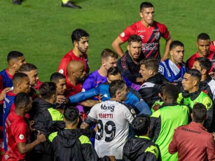 Segurança do Vasco tenta agredir jogadores do Athletico; vídeo