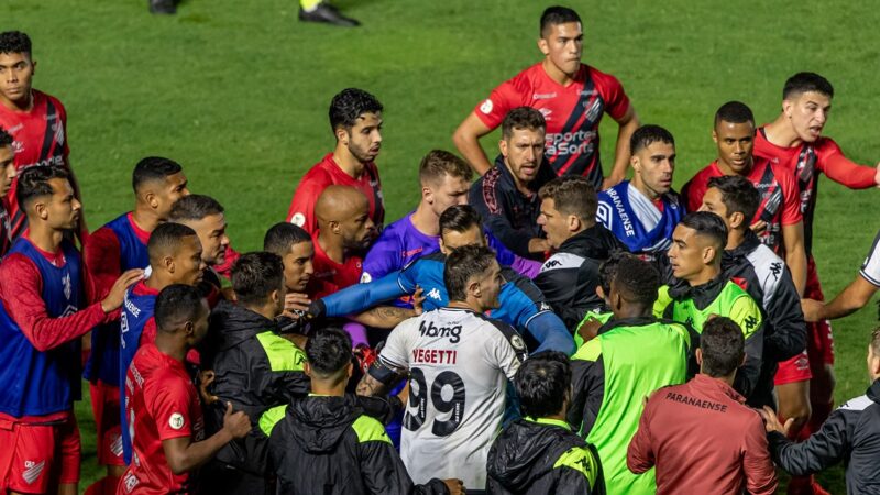 Segurança do Vasco tenta agredir jogadores do Athletico; vídeo