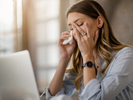 doenças clima seco frio young-businesswoman-with-cold-flu-virus-having-headache-while-working-office-doencas-clima-seco-frio-respiratorias-pele-ressecamento-1-scaled.jpg