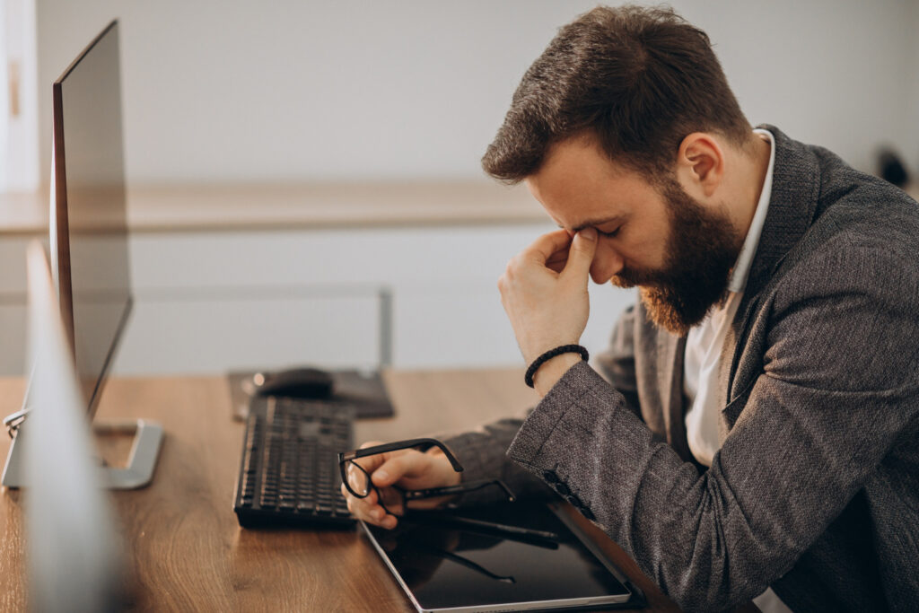 Trabalhadores brasileiros estão estressados, tristes e com raiva, indica estudo