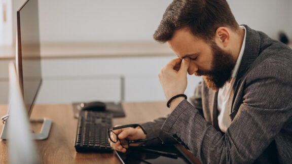 Trabalhadores brasileiros estão estressados, tristes e com raiva, indica estudo