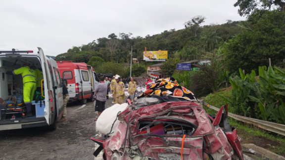 Caminhão atinge quatro veículos e deixa 7 vítimas em grave acidente na BR-277