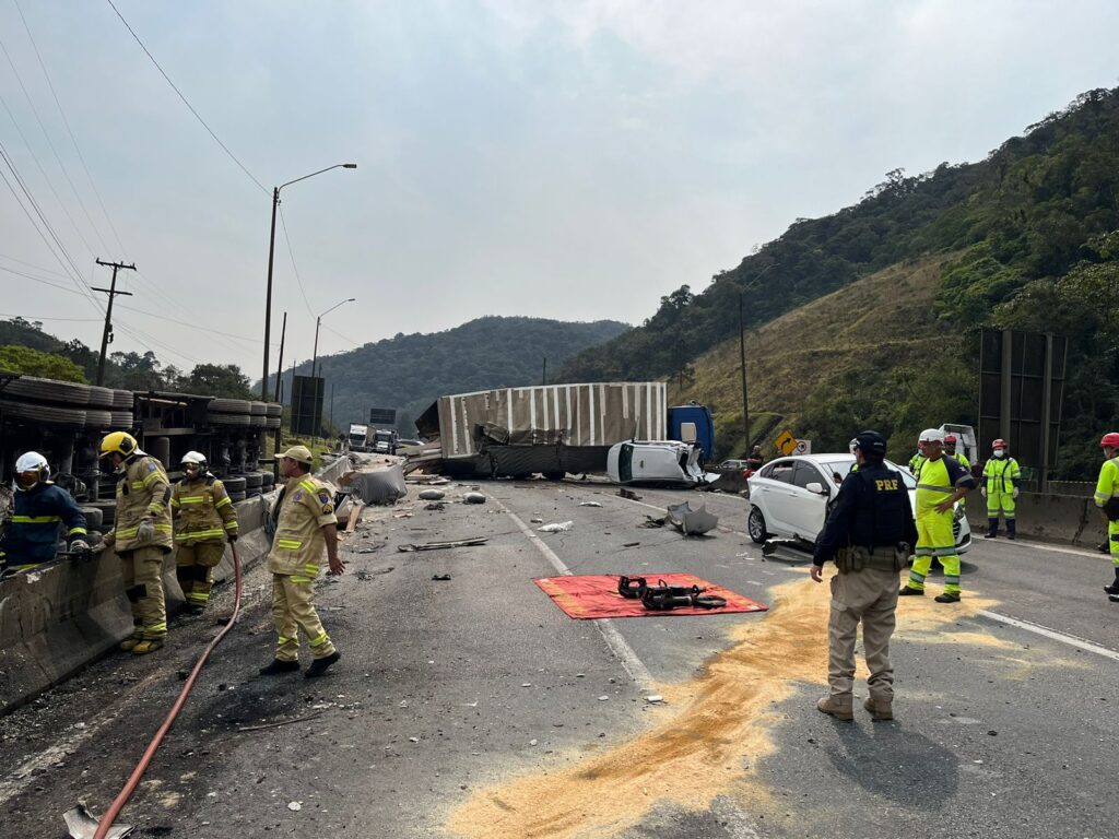 Acidente na BR-376, em Guaratuba, deixa uma pessoa morta e interdita a rodovia