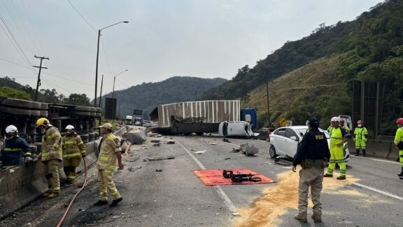 Acidente na BR-376, em Guaratuba, deixa uma pessoa morta e interdita a rodovia