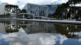 Apagão na Assembleia Legislativa do Paraná: troca de lâmpadas no plenário