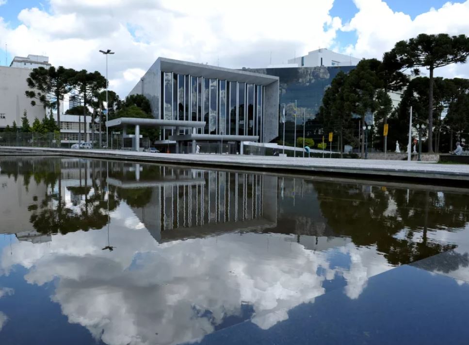 Apagão na Assembleia Legislativa do Paraná: troca de lâmpadas no plenário