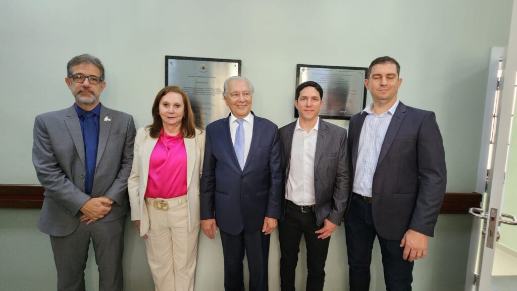 Arthur Chioro, presidente da EBSERH; Claudete Reggiani, superintendente do Hospital de Clínicas; Domingos Murta, presidente do Amigos do HC; André Queiroga e César Augusto Medeiros, diretores administrativos da Megamania. (Foto: Ana Iamaciro)