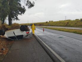 Carro capota após aquaplanar na BR-163, em Santa Tereza do Oeste