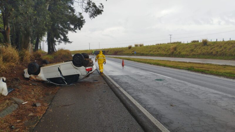 Carro capota após aquaplanar na BR-163, no oeste do estado