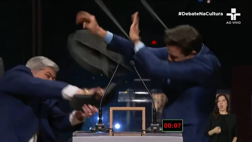 Datena dá cadeirada em Marçal em debate da TV Cultura; assista