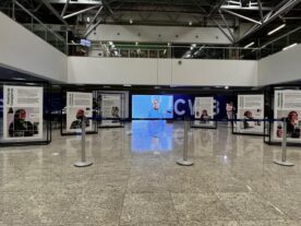 Exposição sobre doação de órgãos conta histórias emocionantes no aeroporto