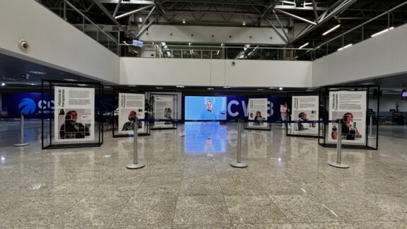 Exposição sobre doação de órgãos conta histórias emocionantes no aeroporto