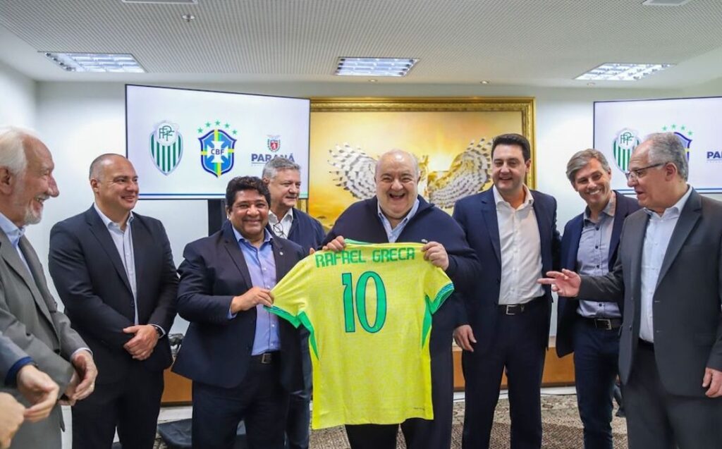 Greca e Ratinho Junior escalados para o jogo da Seleção; “Vou emagrecer”, garante prefeito