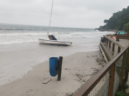 Três pessoas são resgatadas após veleiro naufragar na Ilha do Mel