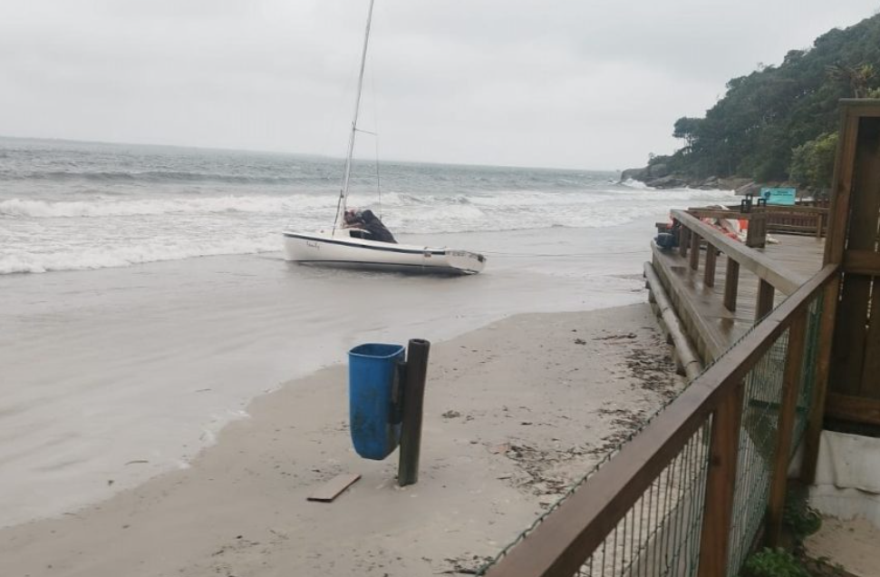 Três pessoas são resgatadas após veleiro naufragar na Ilha do Mel