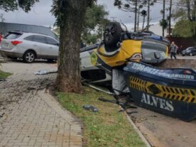 Viatura da PM capota durante perseguição pelas ruas de Curitiba