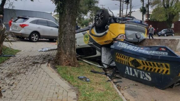 Viatura da PM capota durante perseguição pelas ruas de Curitiba