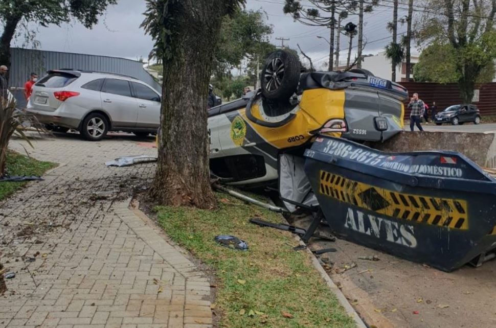 Viatura da PM capota durante perseguição pelas ruas de Curitiba