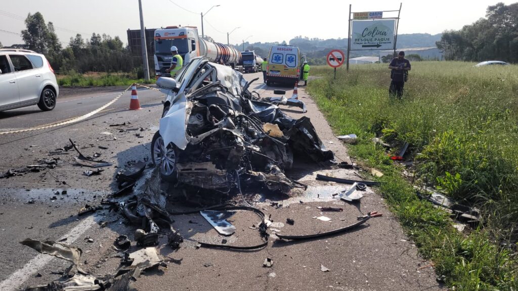 Jovem morre na hora em acidente entre carro e caminhão em Araucária