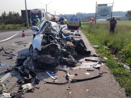 Jovem morre na hora em acidente entre carro e caminhão em Araucária