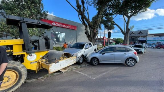 Rolo compressor desgovernado arrasta veículos estacionados em Curitiba; VÍDEO