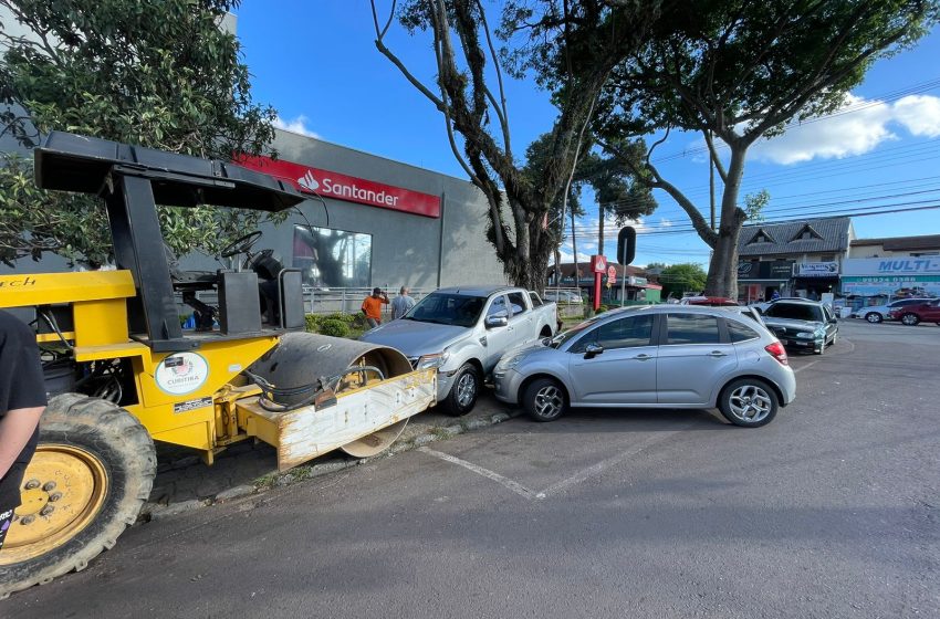 Rolo compressor desgovernado arrasta veículos estacionados em Curitiba; VÍDEO