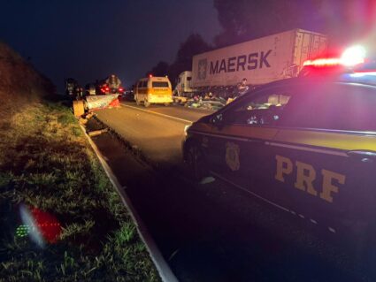 Batida entre caminhões deixa trânsito lento na BR-277