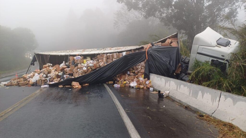 Carro e caminhão batem de frente na BR-376; dois mortos e quatro feridos graves