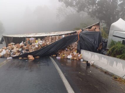 Carro e caminhão batem de frente na BR-376; dois mortos e quatro feridos graves