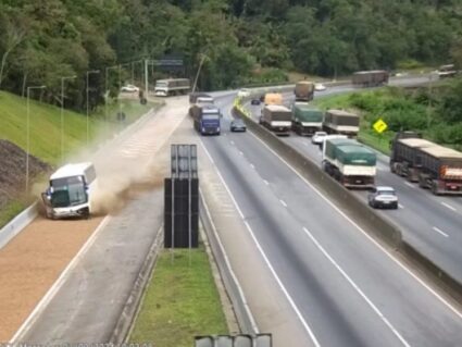 Ônibus com 45 passageiros bate em dois carros e usa área de escape na BR-277