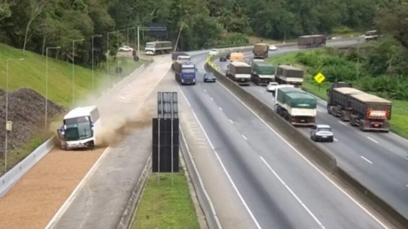 Ônibus com 45 passageiros bate em dois carros e usa área de escape na BR-277