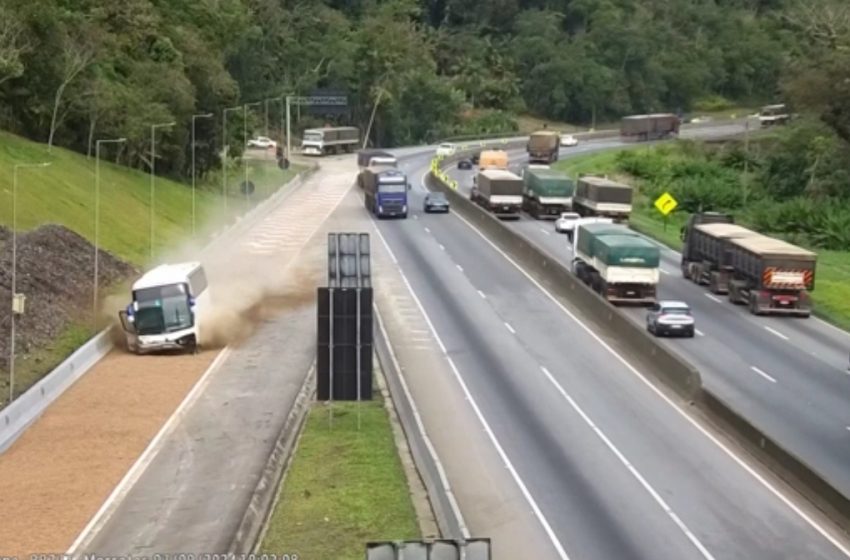 Ônibus com 45 passageiros bate em dois carros e usa área de escape na BR-277