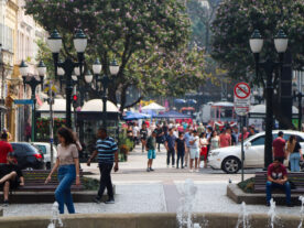 Rua XV Curitiba movimento turismo comércio calor previsão do tempo