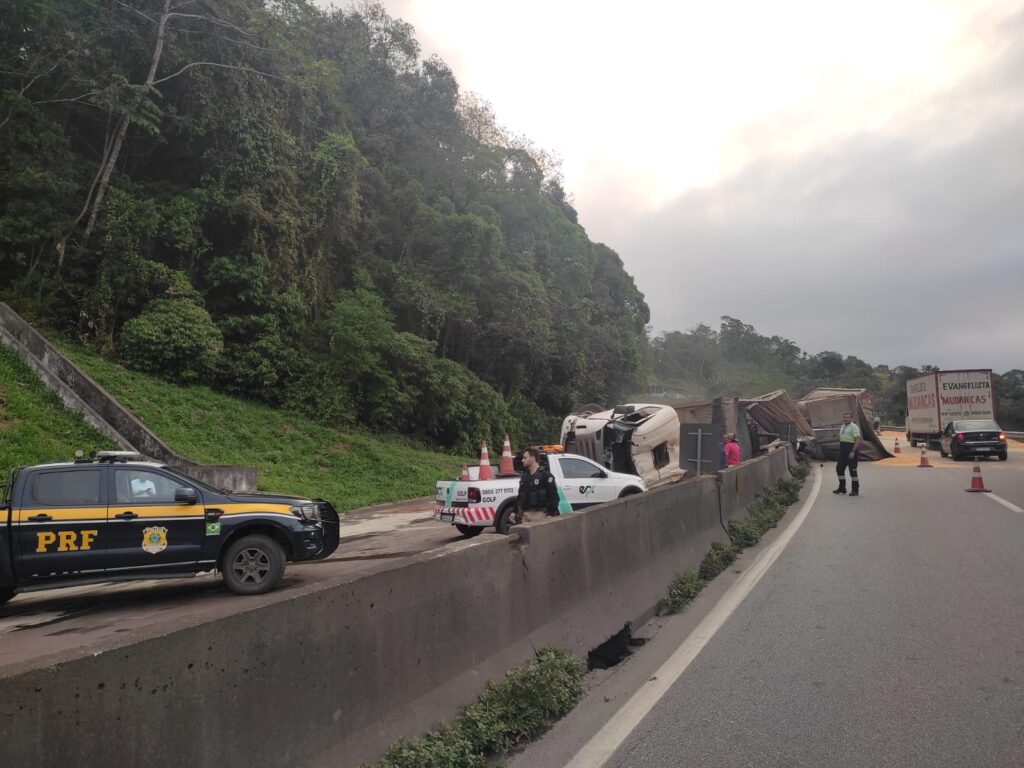 caminhão carregado de milho tomba na 277