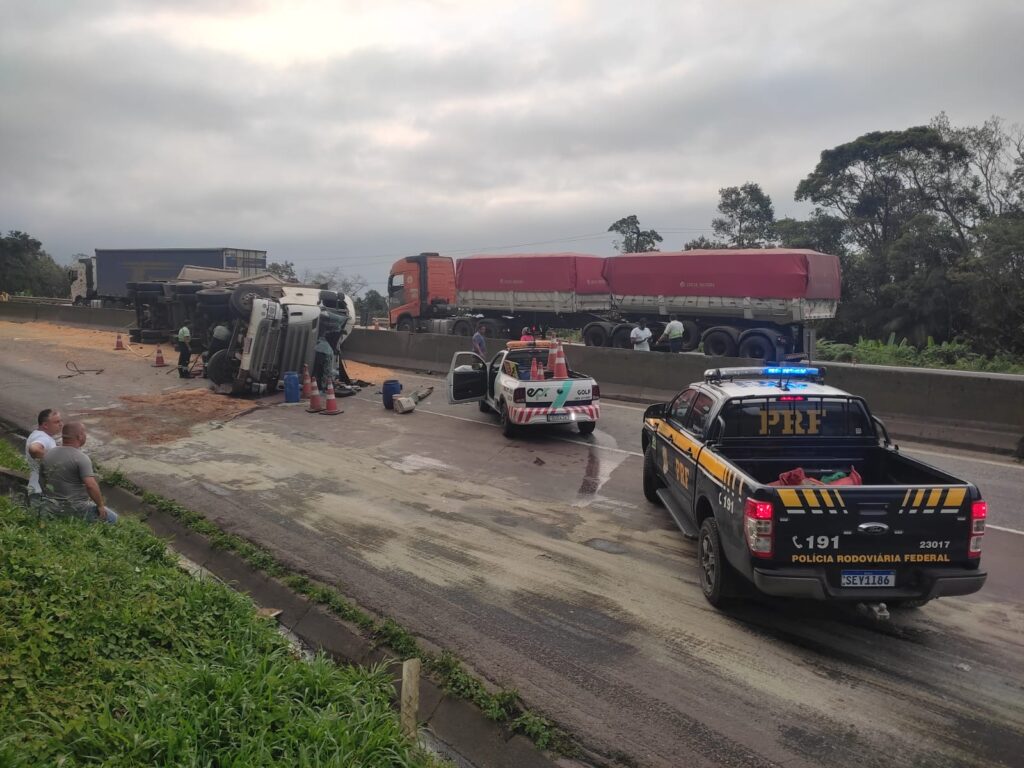 Caminhão carregado de milho tomba na BR-277 e interdita toda a pista