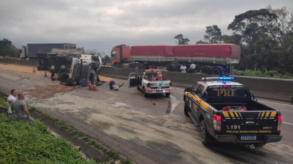 Caminhão carregado de milho tomba na BR-277 e interdita toda a pista