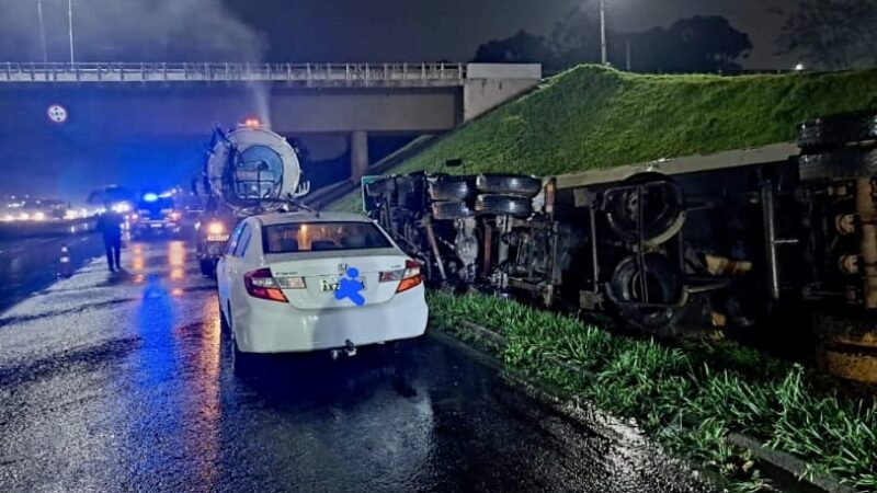 Caminhão carregado com óleo vegetal tomba no Contorno Leste