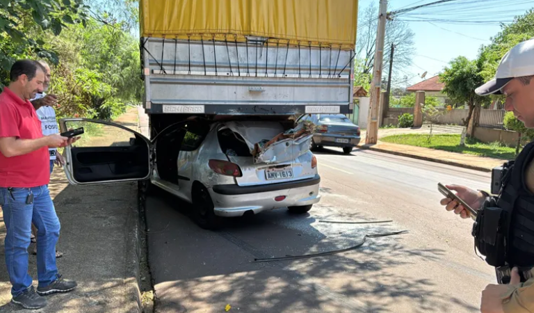 Carro tem teto arrancado após bater contra caminhão estacionado