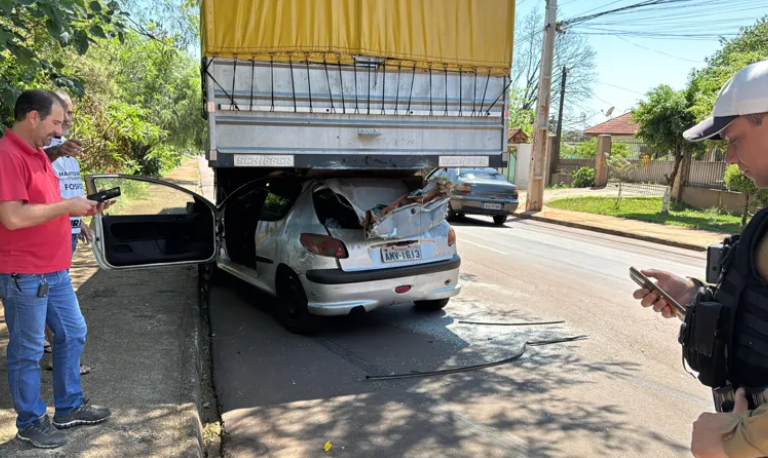 Carro tem teto arrancado após bater contra caminhão estacionado