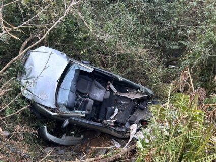 Carro com 7 ocupantes cai em ribanceira no Contorno Norte