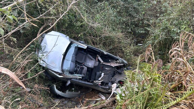 Carro com 7 ocupantes cai em ribanceira no Contorno Norte