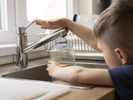 Calorão: Sanepar recomenda consumo de água direto da torneira para manter hidratação