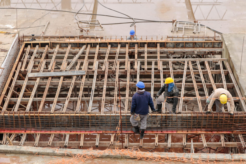 Demanda por mão de obra segue aquecida na construção civil