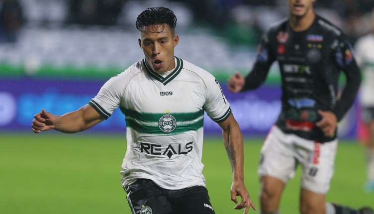 Coritiba tem mudança forçada na escalação para enfrentar o Guarani